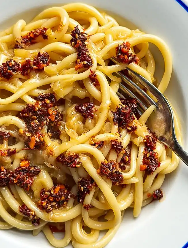 CARMELISED ONION BROWN BUTTER CHILLI CRISP PICI